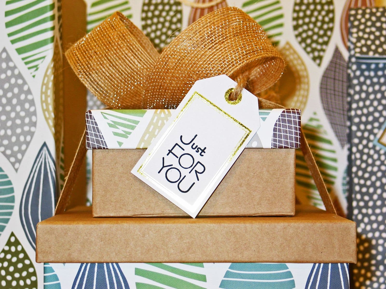 Een cadeau in kraftpapier met een strik en een kaartje met de tekst just for you, klaar om als verjaardagscadeau te geven