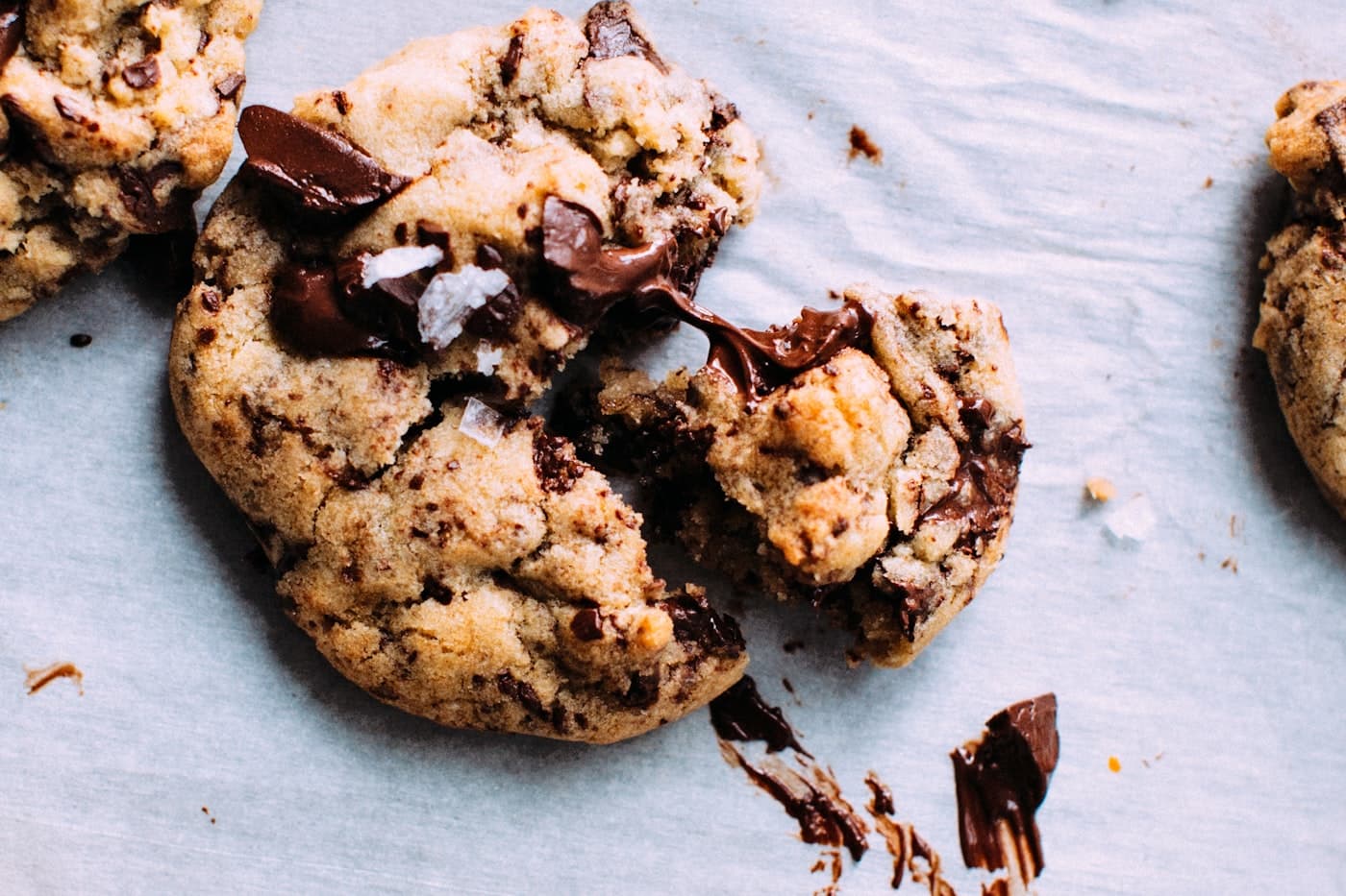 Vers gebakken chocolate chip koekje met smeltende chocolade en een snufje zeezout