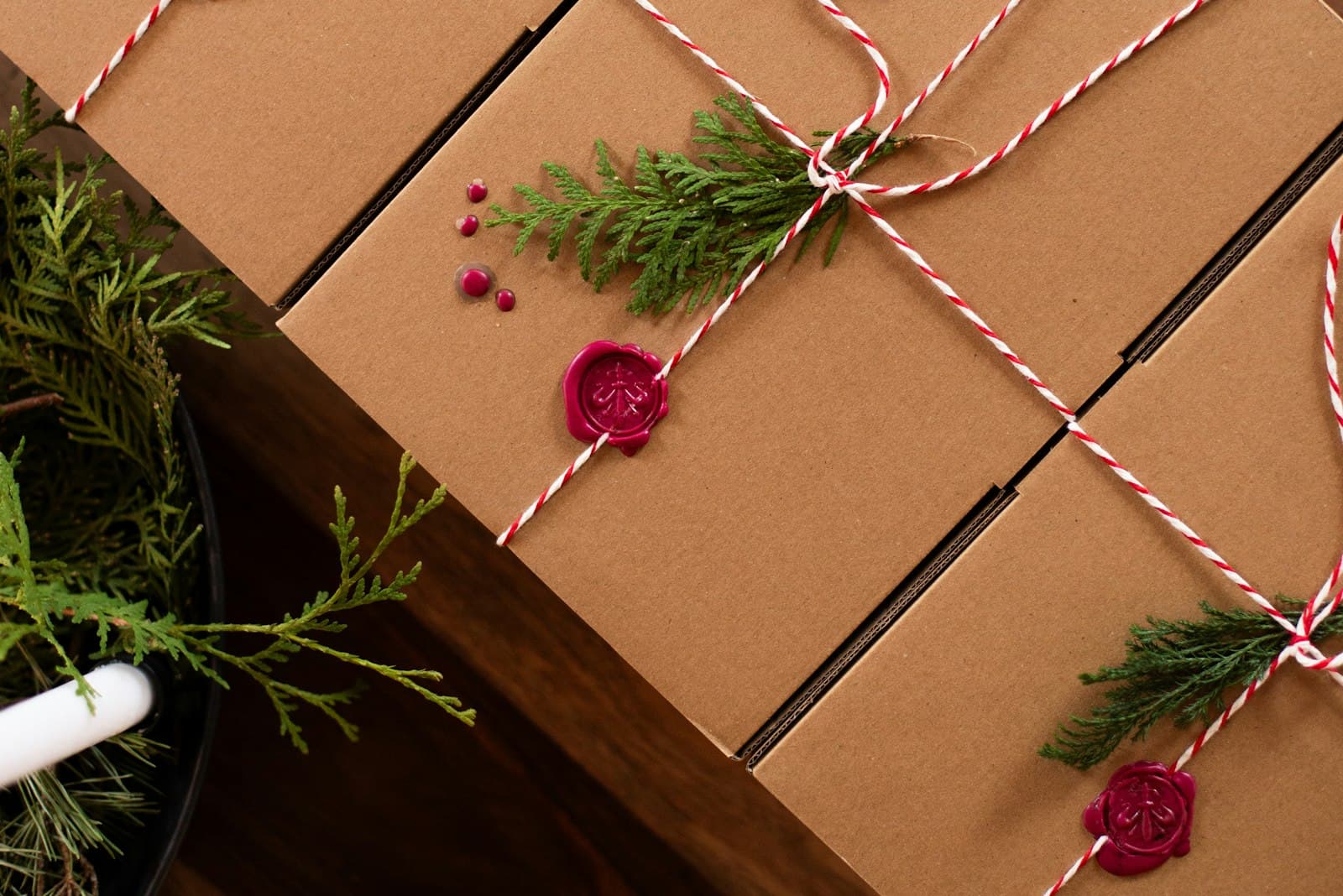 Stevig ingepakte dozen met bakkerstouw en een lakstempel, klaar om als relatiegeschenk verzonden te worden