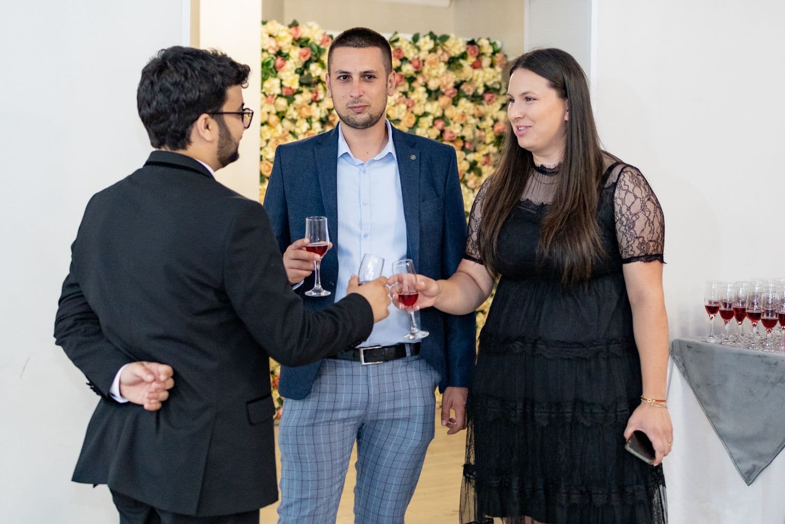 Twee professionals in gesprek met een drankje in de hand op een zakelijke borrel