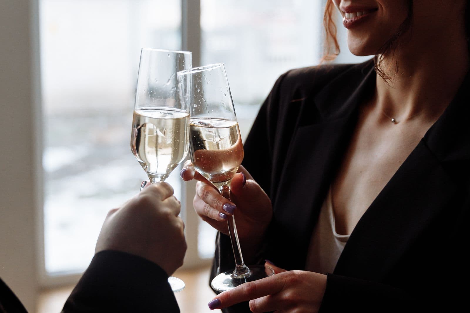 Gasten proosten met glazen champagne tijdens een feestelijke viering, een sfeervol beeld bij koekjes bestellen voor een huwelijksjubileum