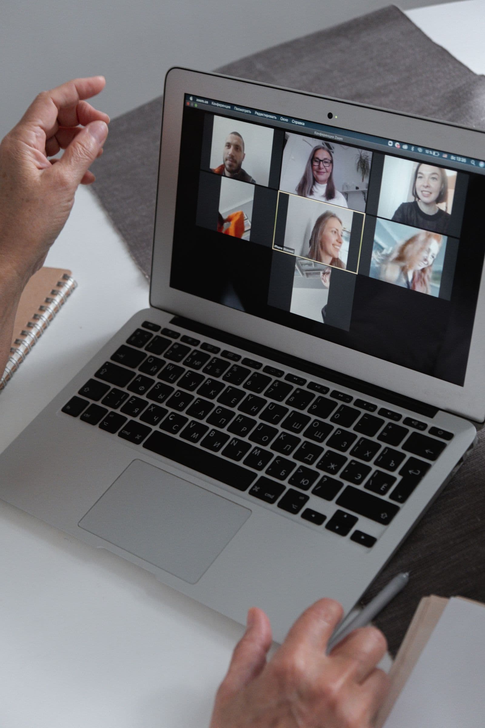 Collega's zien elkaar tijdens een videovergadering op een laptop terwijl ze thuiswerken, een beeld bij koekjes sturen naar het hele team