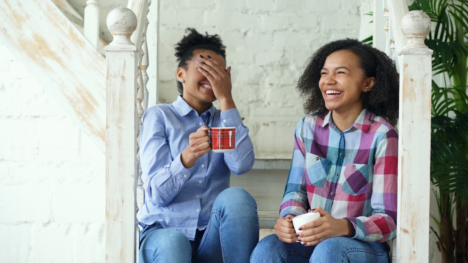 Twee vriendinnen lachen samen met een mok in de hand, een warm beeld bij koekjes sturen naar je beste vriendin