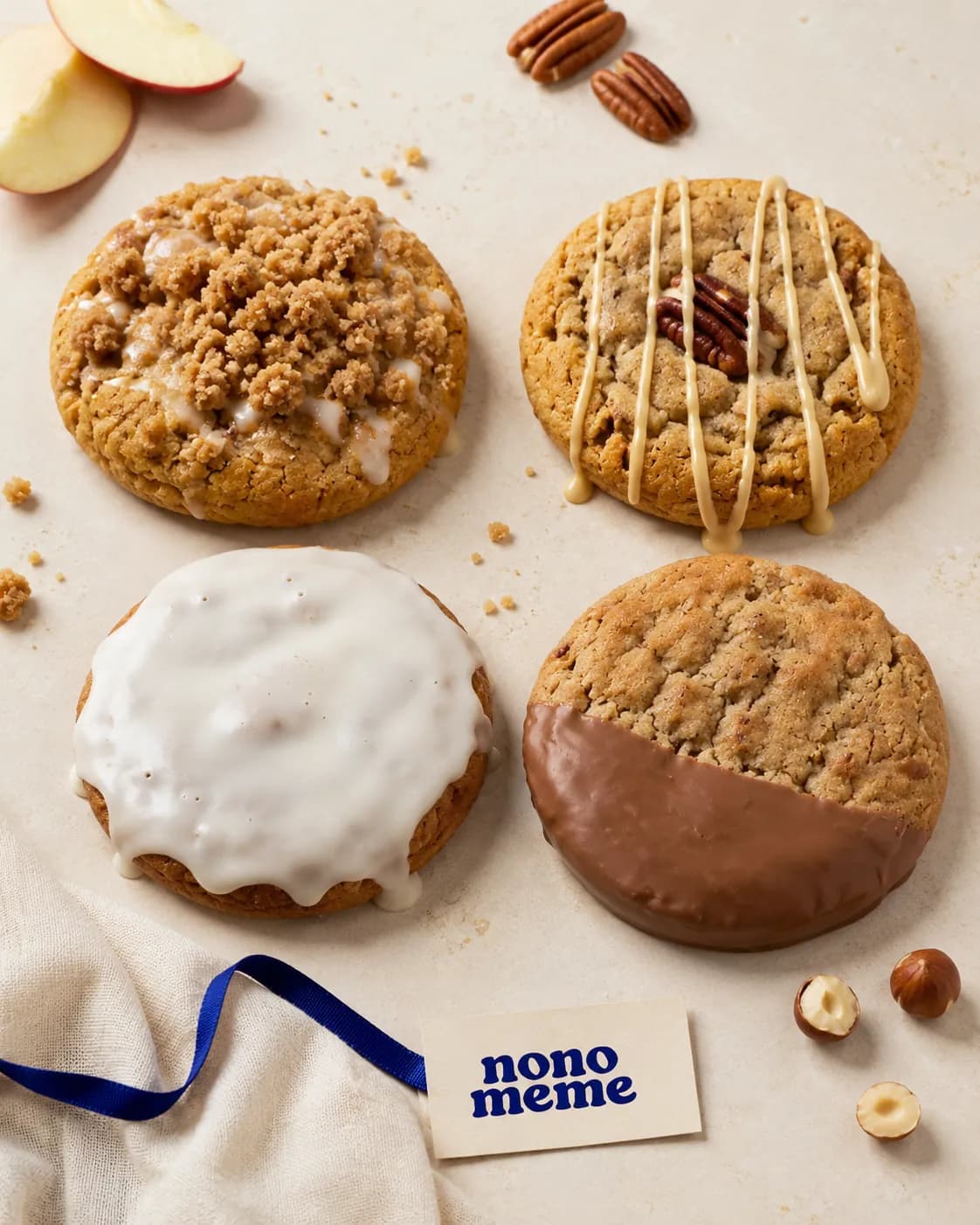 Flatlay van vier handgemaakte nonomeme koekjes met kaartje en blauw lint, klaar voor een feest