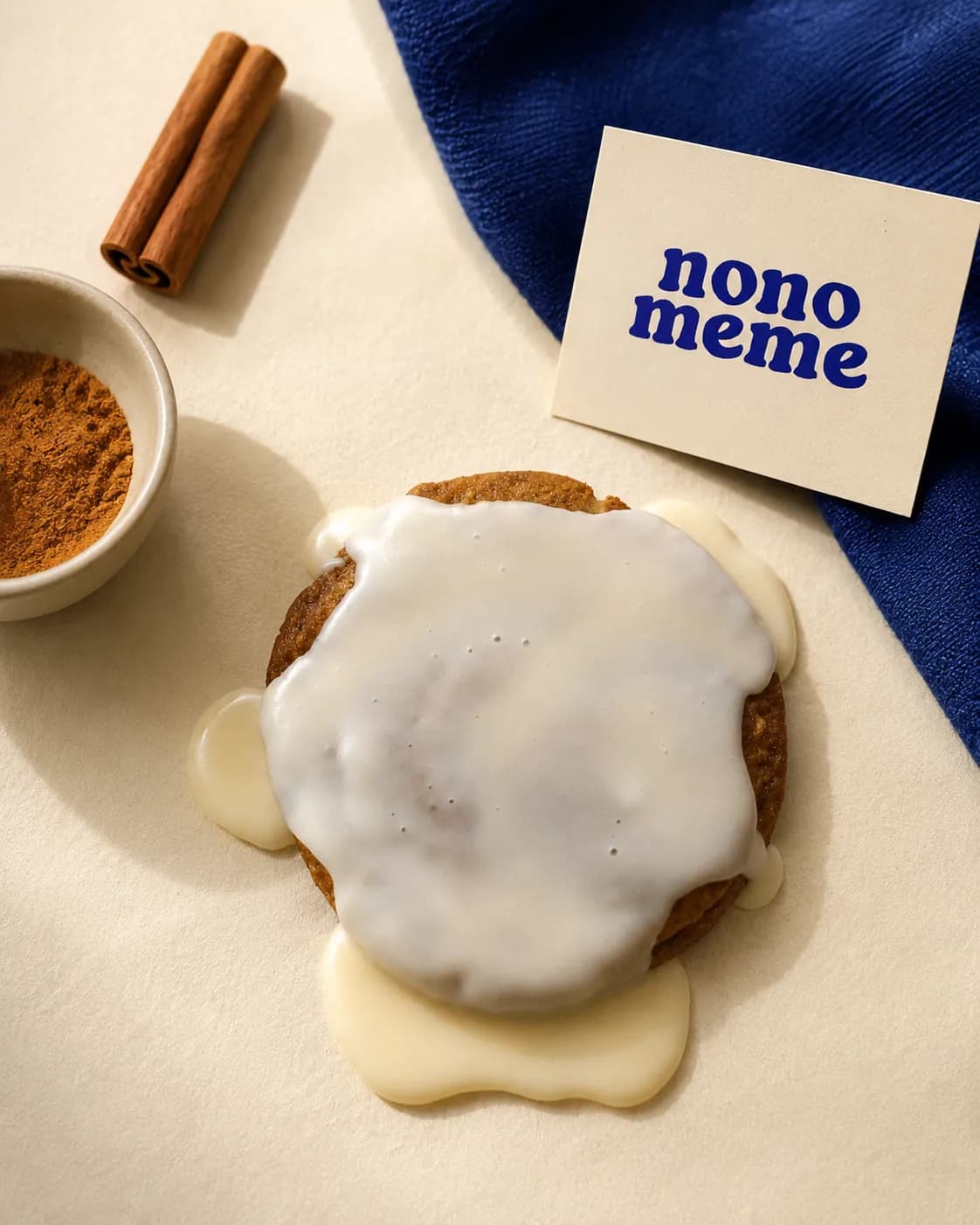 Handgemaakt nonomeme koekje met glazuur naast een kaartje met bedrijfsnaam, als relatiegeschenk