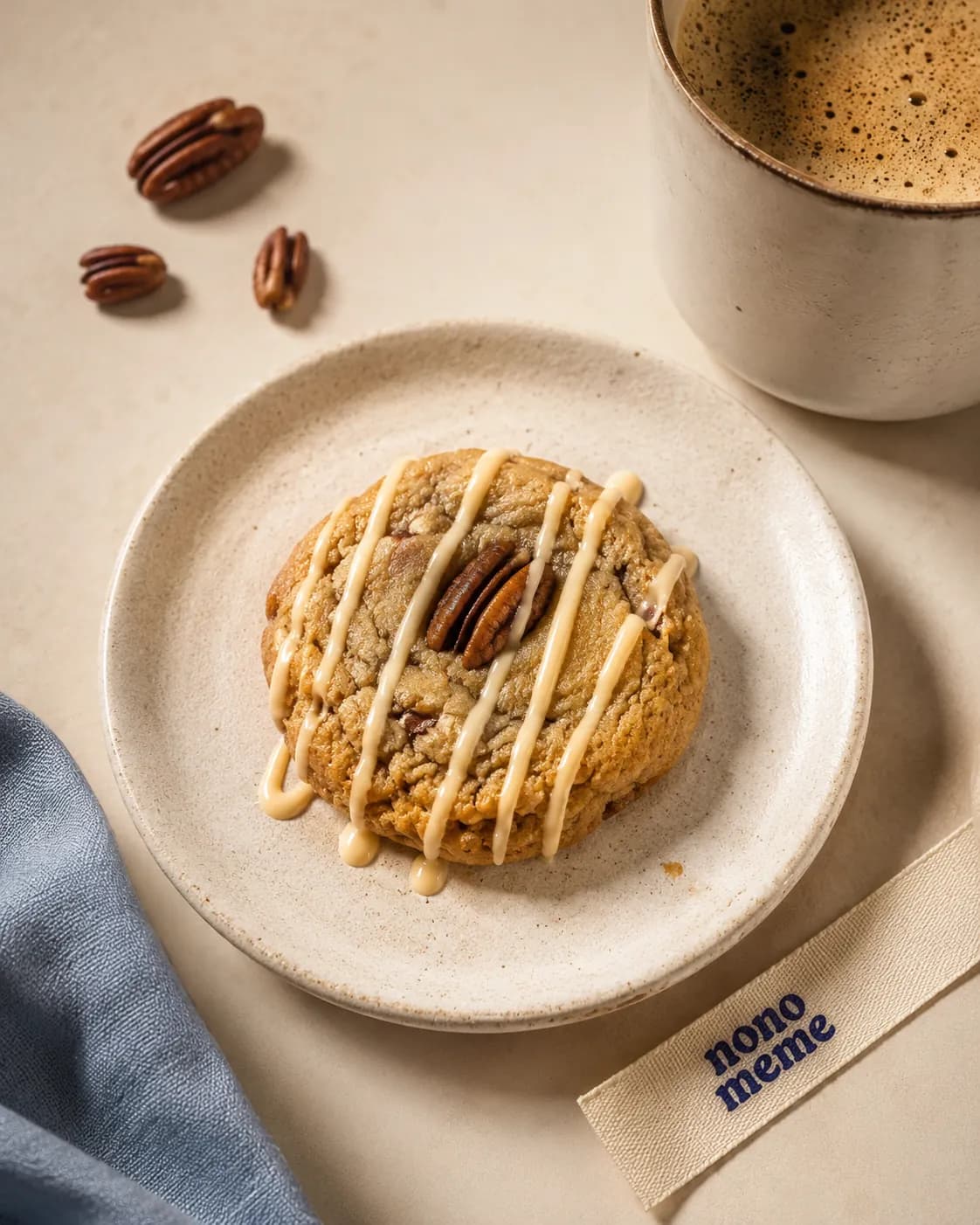 Sunday Morning koekje met pecannoten naast een kop koffie, een rustig moment tijdens de decemberdrukte